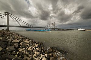 Beeindruckender Himmel über dem Fluss Waal und der Prins Willem Alexander Brücke bei Echteld von Moetwil en van Dijk - Fotografie