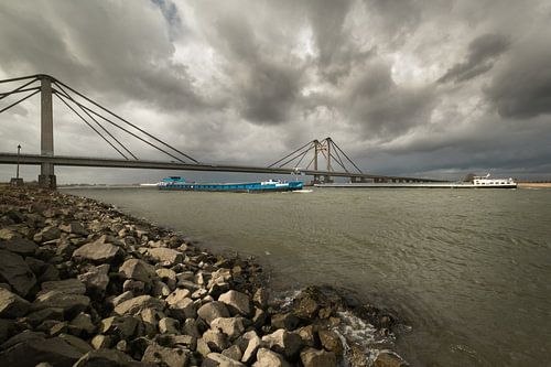 Indrukwekkende lucht boven rivier de Waal en de Prins Willem Alexanderbrug bij Echteld