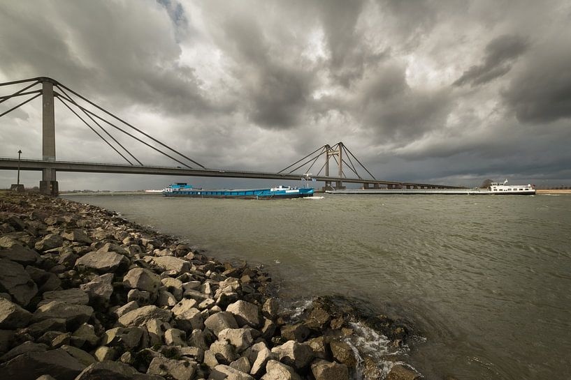 Impressive sky over the river Waal and the Prins Willem Alexander bridge at Echteld by Moetwil en van Dijk - Fotografie