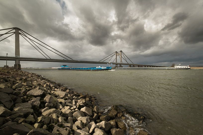 Indrukwekkende lucht boven rivier de Waal en de Prins Willem Alexanderbrug bij Echteld van Moetwil en van Dijk - Fotografie