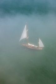Un voilier dans le brouillard sur Guenter Purin