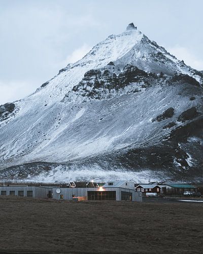 Arnarstapi berg en hotel (in de vroege ochtend voor zonsopkomst) op het Snaefellsnes schiereiland in