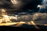 Zonnestralen op het Toscaanse landschap van Damien Franscoise thumbnail