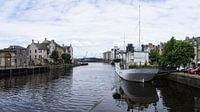 Kai und Boote am Waters of Leith Harbour Edinburgh Schottland von Leoniek van der Vliet Miniaturansicht