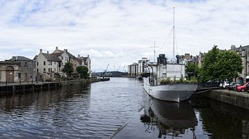 Kade en boten in de haven van Waters of Leith Harbour Edinburgh Schotland van Leoniek van der Vliet