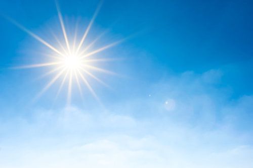 Blauer Himmel mit strahlender Sonne