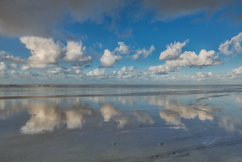 Spiegelbildliche Wolkenluft auf den Wattflächen bei Ebbe und Flut von Harrie Muis