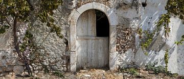 Oude gevel met vervallen deur,Old facade with dilapidated door van Yke de Vos