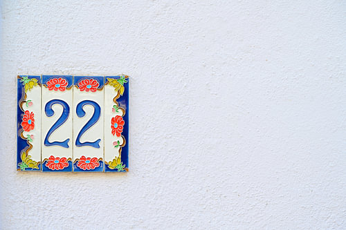 Le numéro 22 sur un mur blanc