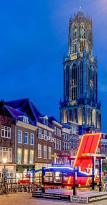 La tour de la cathédrale d'Utrecht avec la chaise Rietveld sur Hans Verhulst