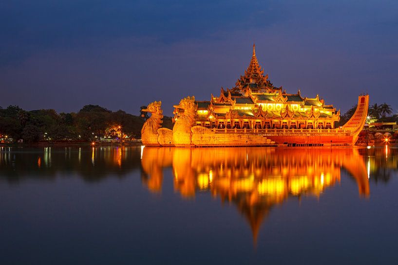 Die königliche Barke in Yangon von Roland Brack