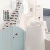 Wit huis op Santorini met blauwe deur | fine art fotoprint van Kimberley Jekel