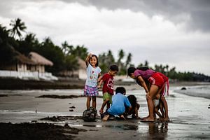 Kinder in einem Fischerdorf auf den Philippinen