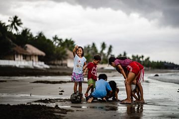 Kinderen in vissersdorpje in de Filipijnen