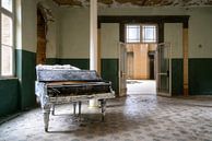 Verlassenes Klavier. von Roman Robroek – Fotos verlassener Gebäude Miniaturansicht