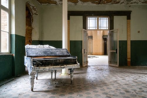 Verlaten Piano in Hal.