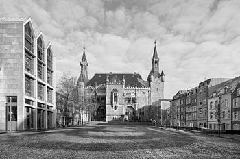 Winterochtend op Katschhof - Stadhuis van Aken in zwart-wit
