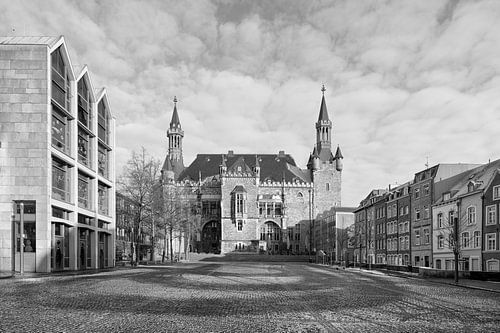 Winter morning at Katschhof - Aachen Town Hall in black and white