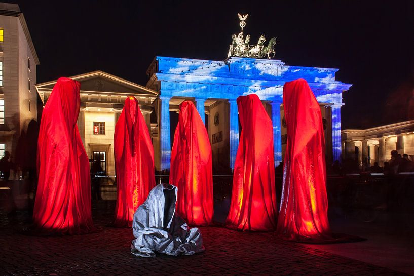 Brandenburger Tor Berlin in een bijzonder licht en met zes sculpturen van Frank Herrmann