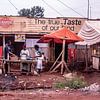 straatbeeld in Kampala in Uganda van Eric van Nieuwland