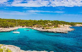 Mooie strandbaai met boten op Mallorca, Cala Mondrago
