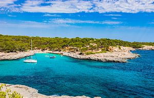 Schöne Strandbucht mit Booten auf Mallorca, Cala Mondrago