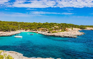 Mooie strandbaai met boten op Mallorca, Cala Mondrago van Alex Winter