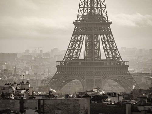 Pied de la tour Eiffel en sépia