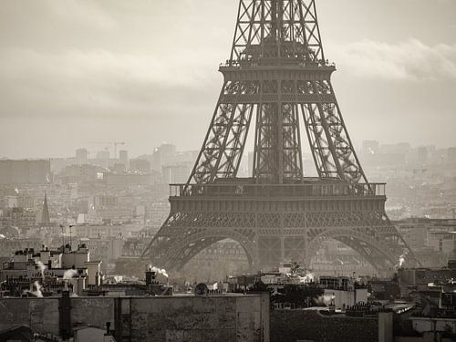Voet van de Eiffeltoren in sepia