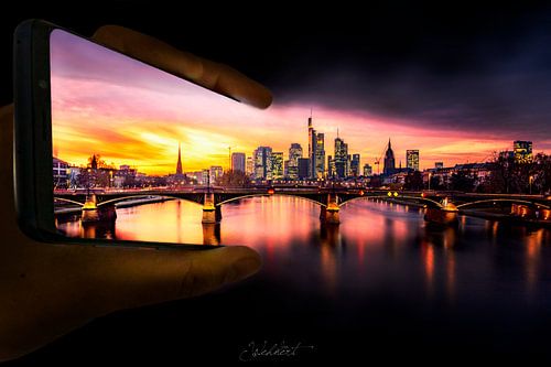 Frankfurt bij zonsondergang komt uit een mobiele telefoon