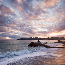 Zonsondergang over de baai van Cannes van Yannick Lefevre