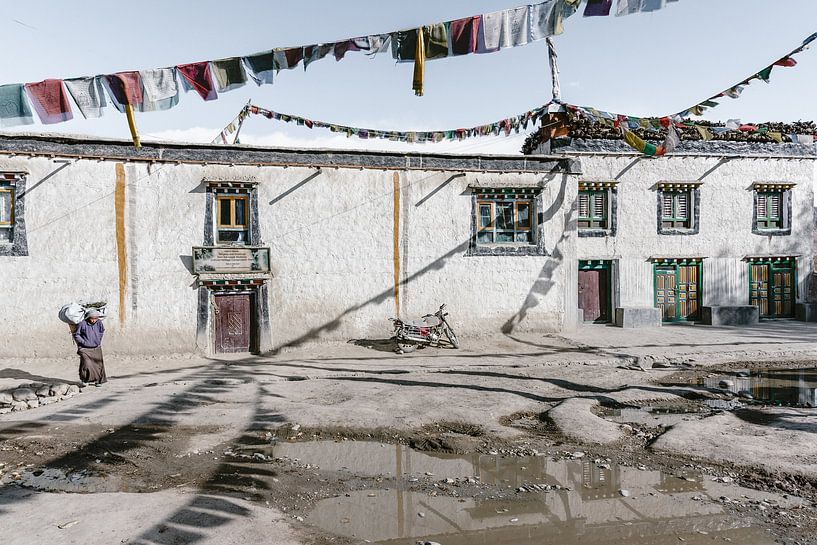 Straßenszene mit Gebetsfahnen in einem alten tibetischen Königreich von Photolovers reisfotografie