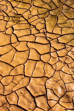 gebarsten bedding in droogstaand rivier in Spanje van Jan Fritz