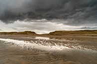 Donkere wolken aan zee van Gonnie van de Schans thumbnail