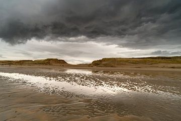 Donkere wolken aan zee van Gonnie van de Schans
