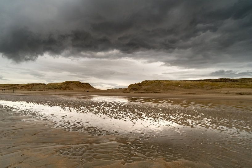 Dunkle Wolken am Meer von Gonnie van de Schans