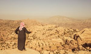 Een herder geniet van het prachtige landschap in Jordanië. van Claudio Duarte