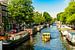 Bäume und Hausboote an Gracht in Amsterdam Innenstadt in Niederlande von Dieter Walther