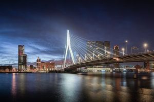 Le pont Erasmus pendant l'heure bleue