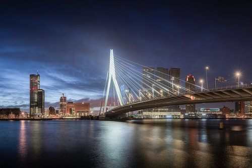 Erasmusbrug tijdens het blauwe uur