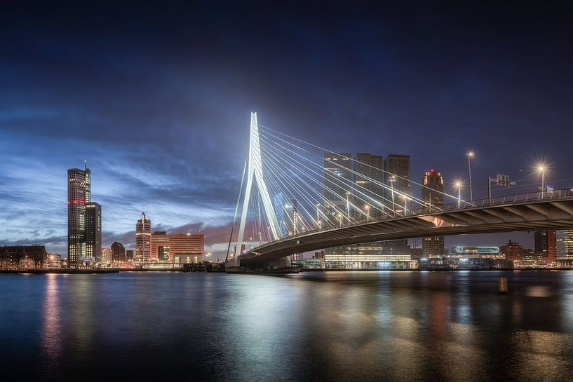 Le pont Erasmus pendant l'heure bleue par Niels Dam