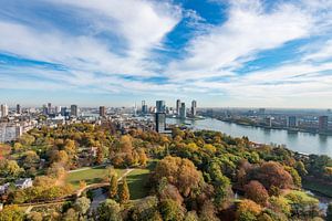 Die Skyline von Rotterdam in einem weiten Panorama
