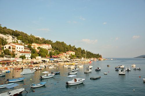 Boote und ein Stück Küstenstadt in Rabac in Kroatien