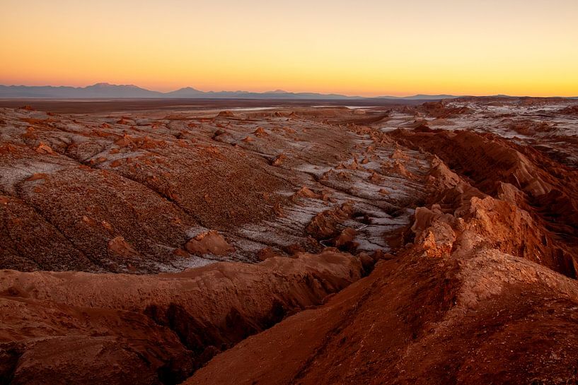 Paysage lunaire au coucher du soleil à Valle de la Luna, Chili par Jan Bouma