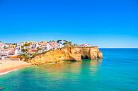 Het stadje Carvoeiro in de Algarve in Portugal von Eye on You Miniaturansicht