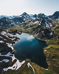 Berge umringen See