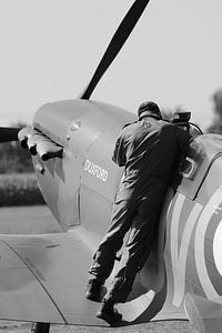 Piloot en zijn spitfire vliegtuig zwart wit