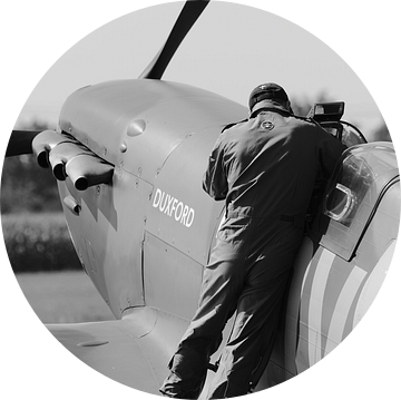 Piloot en zijn spitfire vliegtuig zwart wit van Bobsphotography