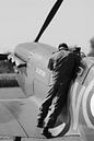 Pilot und sein Spitfire-Flugzeug von Bobsphotography Miniaturansicht