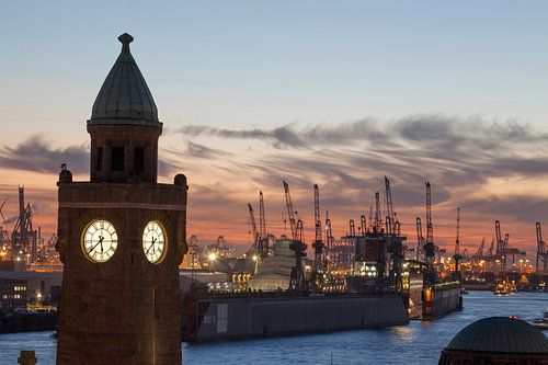 Hamburg : Abendstimmung bei den St.-Pauli-Landungsbruecken